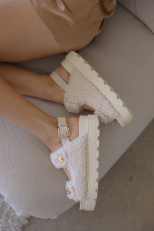 TEDDY SANDALS // CREAM